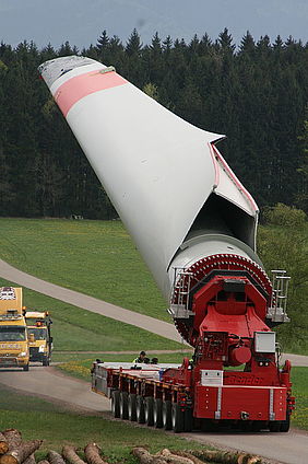Transport eines Rotorblattes auf einen Bergstandort in Baden-Württemberg Transport eines Rotorblattes auf einen Bergstandort in Baden-Württemberg