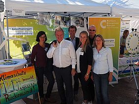 Umweltminister Untersteller und Team der Plattform EE BW bei den Energiewendetagen Baden-Württemberg Umweltminister Untersteller und Team der Plattform EE BW bei den Energiewendetagen Baden-Württemberg