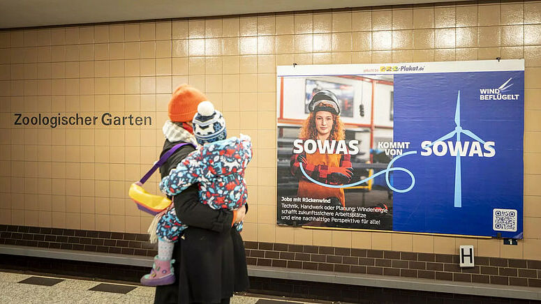 Plakat Wind Befluegelt Plakat in einer U-Bahnstation der Kampagne Wind Beflügelt