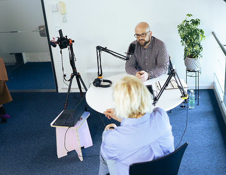 Nicolas Bilo und Bärbel Heidebroek in der Podcastaufnahme von WindTalks