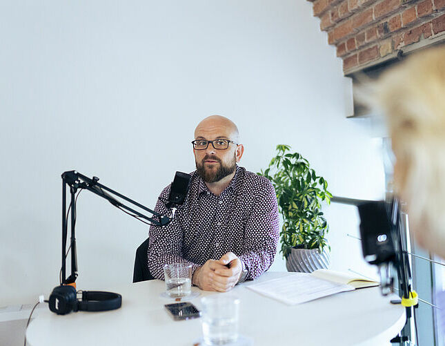 Nicolas Bilo und Bärbel Heidebroek in der Podcastaufnahme von WindTalks