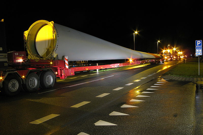Transport eines Rotorblatts für Windpark in Galmsbüll