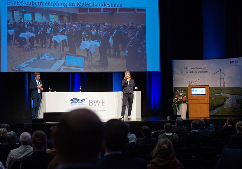 Carlo Reeker, BWE Geschäftsführer und Jana Lüth, BWE SH, informieren beim 4. BWE Windbranchentag Schleswig-Holstein über die Arbeit des BWE in Berlin und Schleswig-Holstein. Carlo Reeker, BWE Geschäftsführer und Jana Lüth, BWE SH, informieren beim 4. BWE Windbranchentag Schleswig-Holstein über die Arbeit des BWE in Berlin und Schleswig-Holstein.