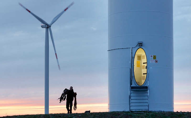 Industriekletterer vor Windenergieanlage